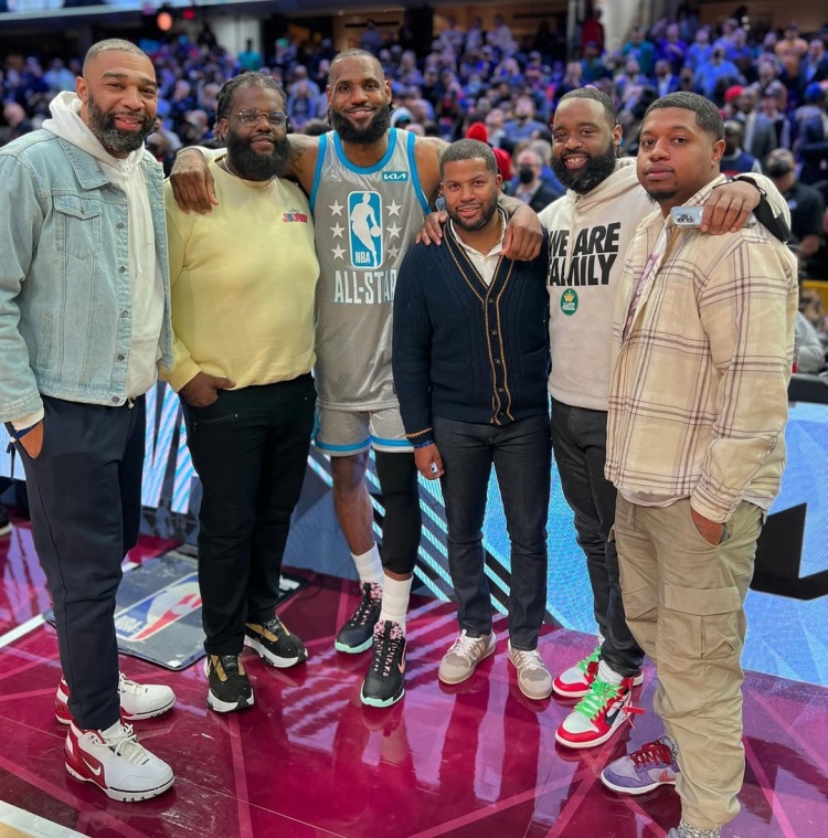 詹姆斯51分创季后赛新高 骑士管理层暗流涌动 詹姆斯51分创季后赛新高 骑士管理层暗流涌动