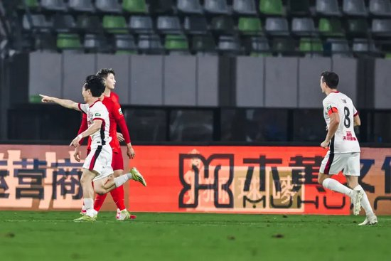 申花蓉城均4-0大胜 争冠竞争继续白热化