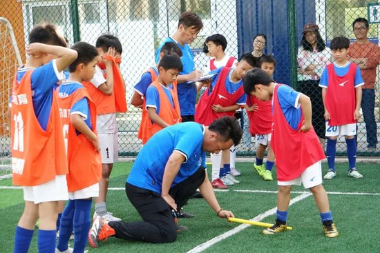 范志毅青训启动双轨制:培养模式直通上海体育大学,U11/U13梯队招募已收50余人报名 范志毅青训启动双轨制:培养模式直通上海体育大学,U11/U13梯队招募已收50余人报名