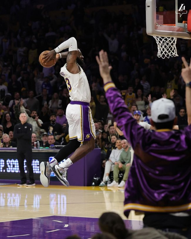 湖人终结对掘金11连败 詹眉合砍55分扳回一城