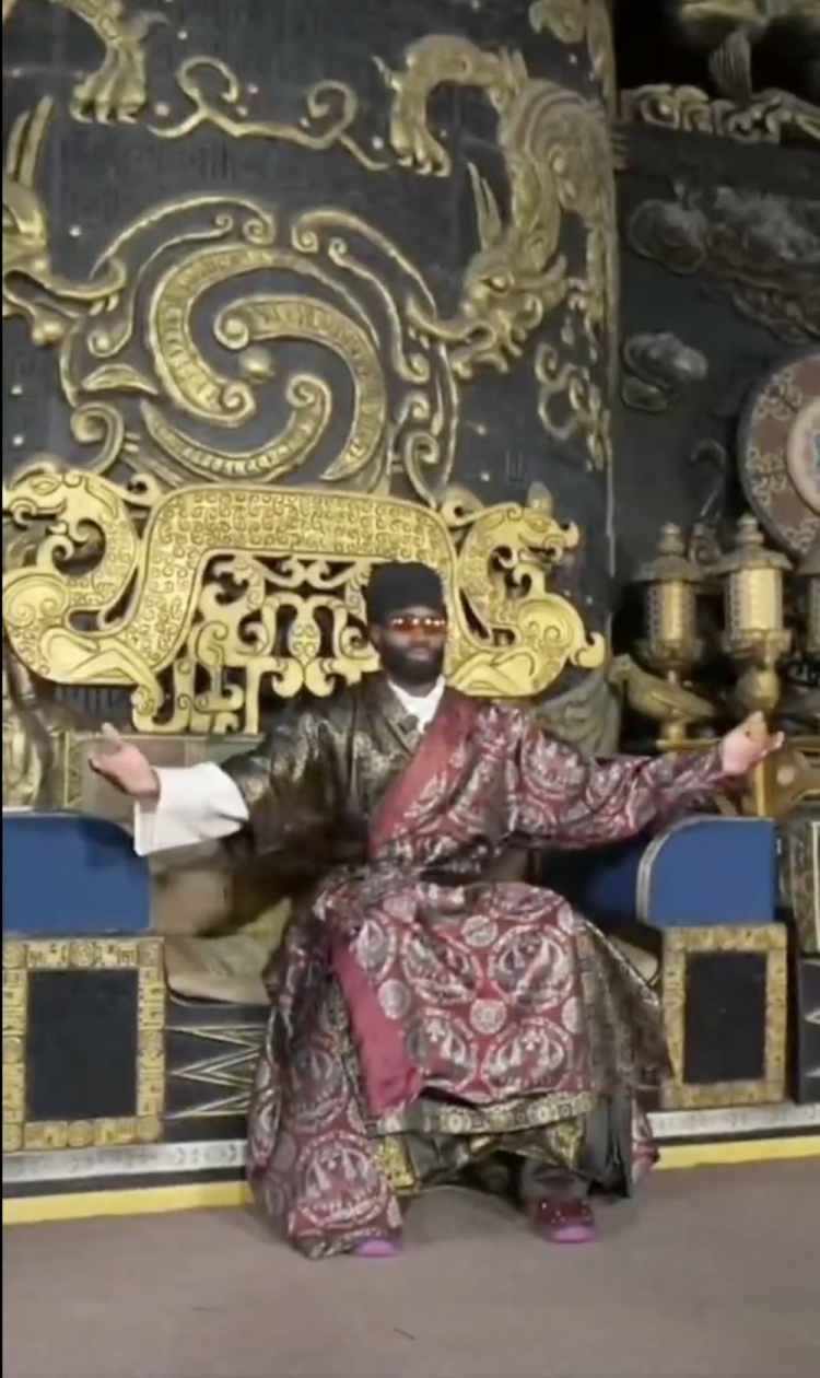 布朗龙袍加身 美媒调侃层级差距 文班被P成和尚