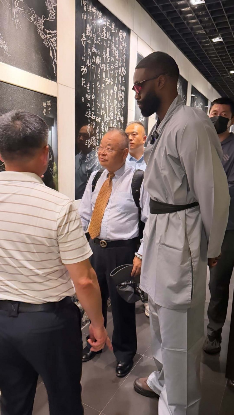 杰伦·布朗少林寺“进修”，绿军社媒调侃甲亢哥同款