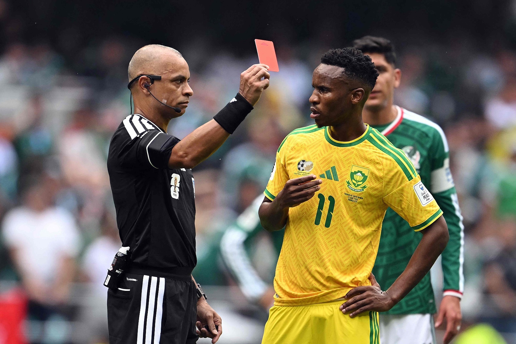 FIFA重罚:南非中场兹瓦内揭幕战红牌遭禁赛三场