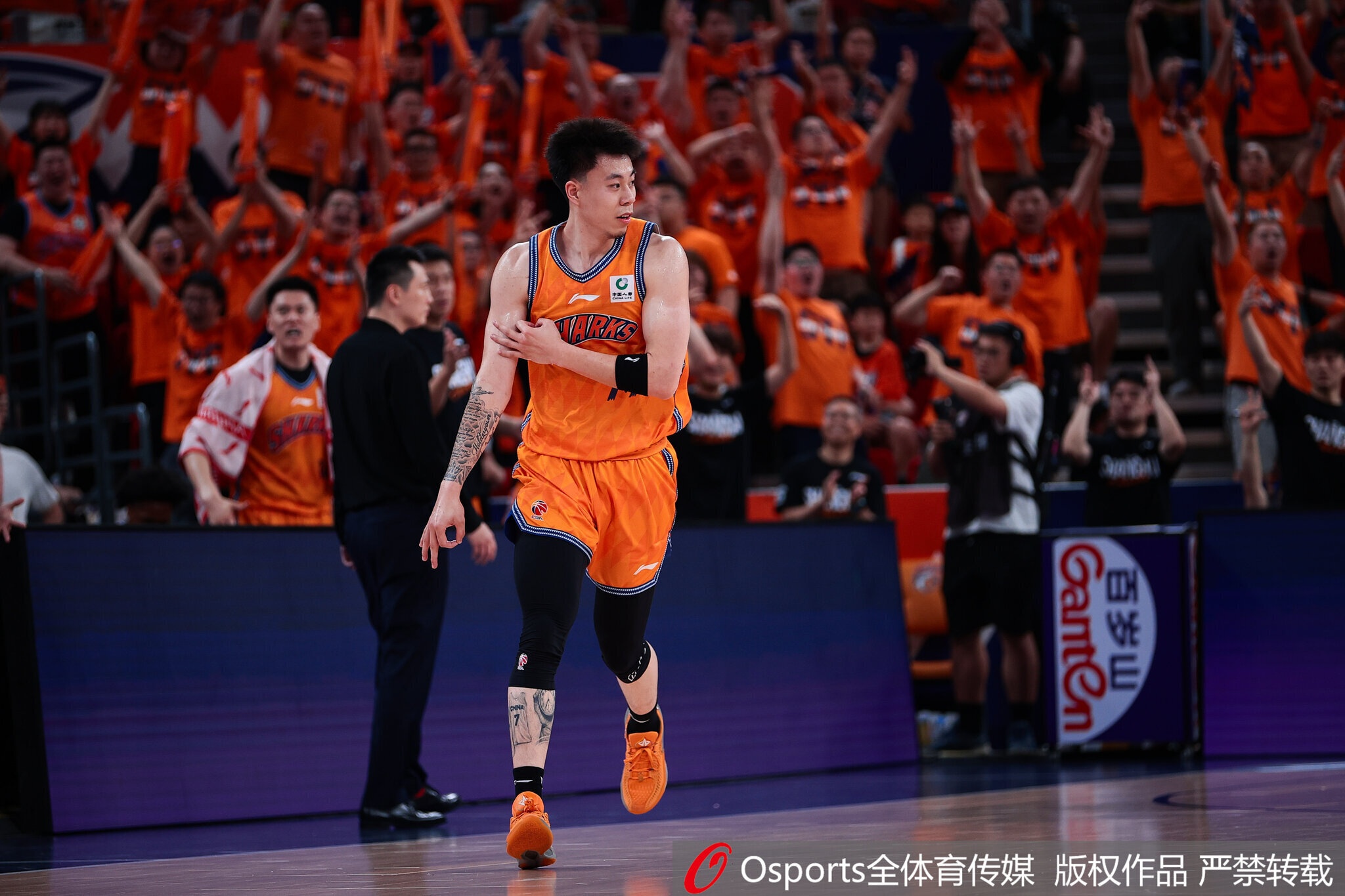 上海男篮锁定核心班底:李弘权续约C类,张镇麟四年顶薪待签,古德温洛夫顿申报优先续约 上海男篮锁定核心班底:李弘权续约C类,张镇麟四年顶薪待签,古德温洛夫顿申报优先续约