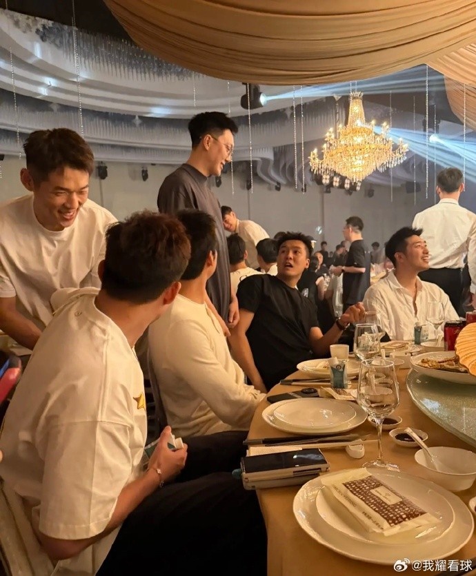 吴前温州大婚：胡明轩孙铭徽到场，浙江队长领证一年后补办仪式