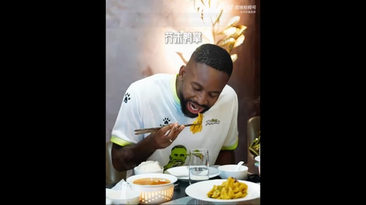 巴坎布曹永竞京城美食评测:果木烤鸭获差评,毛血旺两人全拉胯