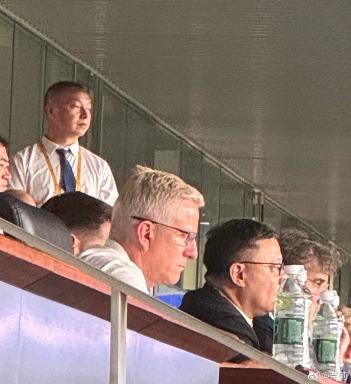 曼城CEO与体育总监同现深体,现场观战深圳新鹏城对重庆铜梁龙 曼城CEO与体育总监同现深体,现场观战深圳新鹏城对重庆铜梁龙