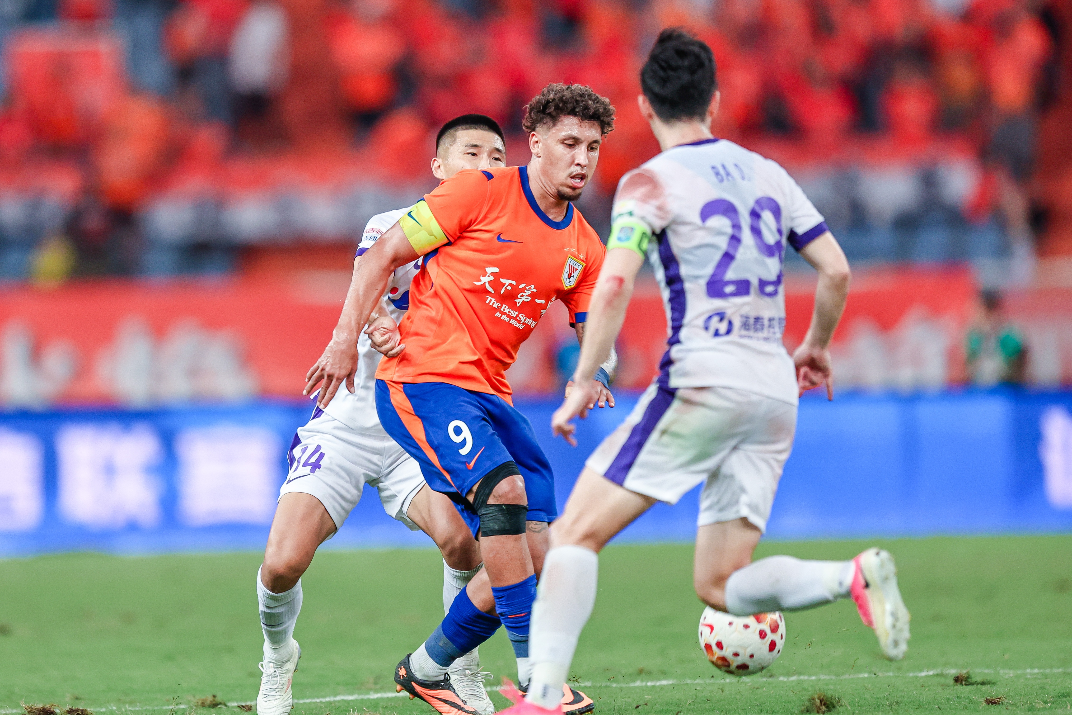 克雷桑补时绝杀 山东泰山主场2-1逆转天津津门虎