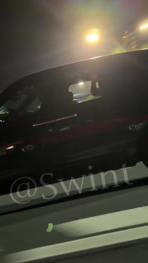球迷追车呼喊追梦 格林摇下车窗回应