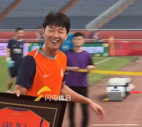 笑得太开心!高准翼赛前获中超出场200场纪念球衣 笑得太开心!高准翼赛前获中超出场200场纪念球衣