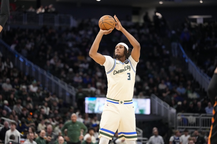 媒体人：雄鹿为签特纳裁过利拉德 他已成负资产送走或要贴首轮签