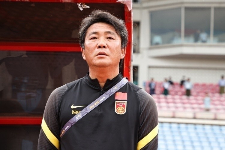 王军：黄嘉欣改打前锋是提前演练过的战术打法，并不是突发奇想