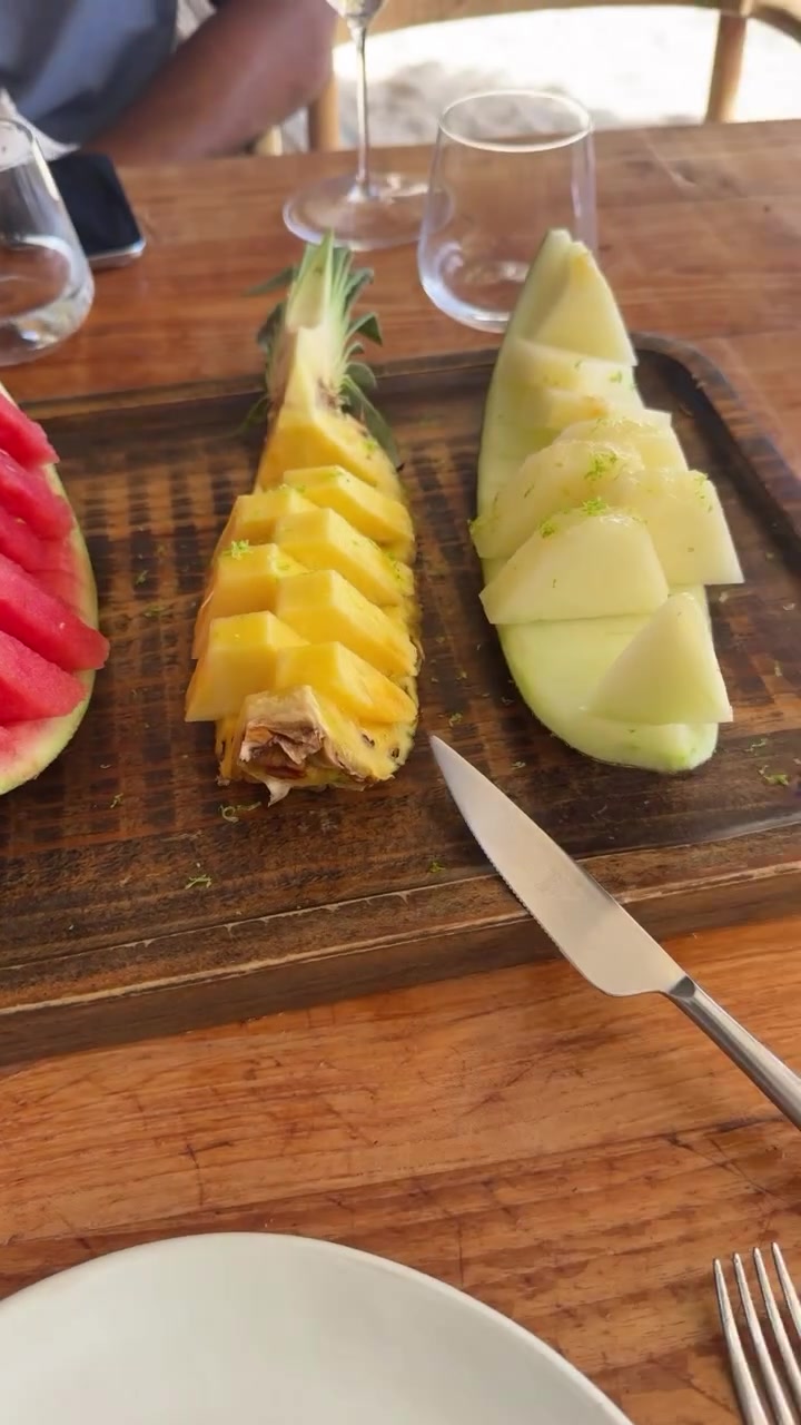 异域风情！詹姆斯晒出海度假期间所享受的餐食：炸鱼+水果