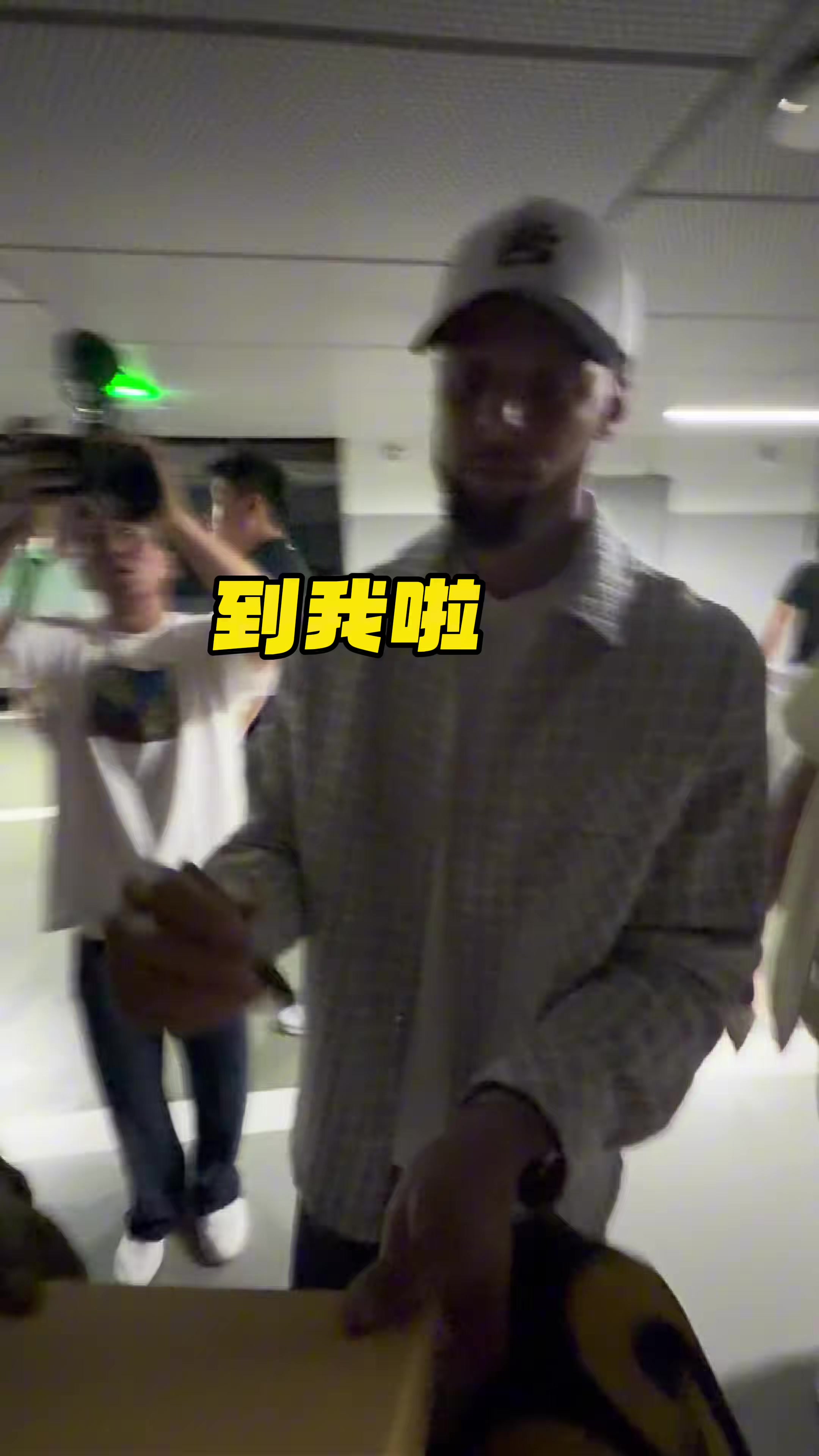 本尊的肯定！球迷剪带有库里品牌logo的发型 库里看后表示很喜欢