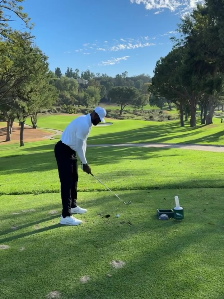 闲暇时光！詹姆斯晒自己傍晚挥杆享受高尔夫 隔空约战凯文·哈特