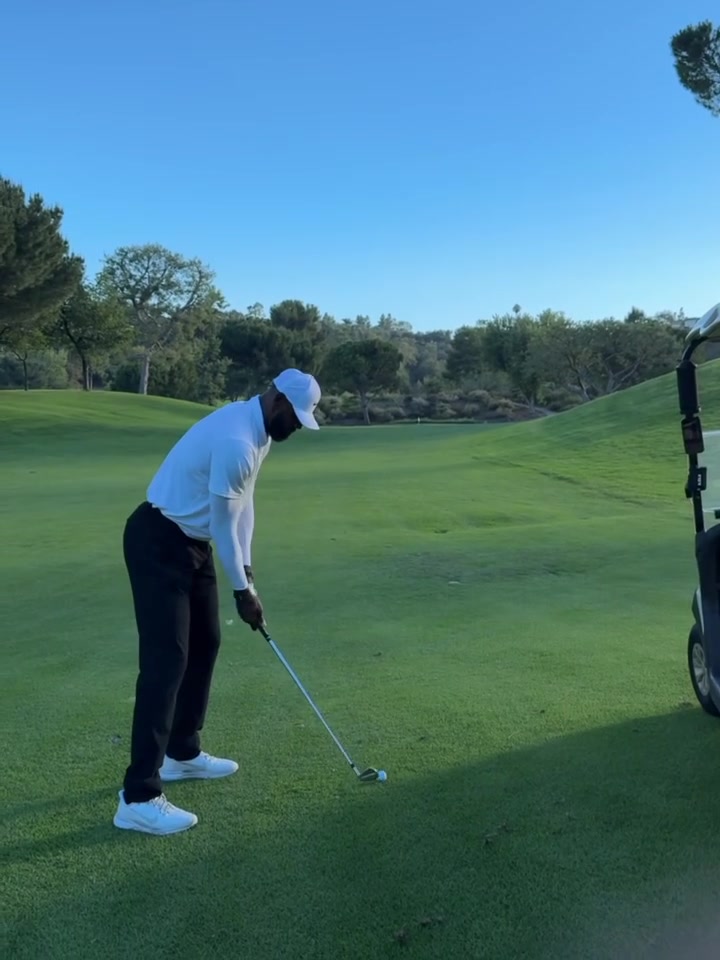 闲暇时光！詹姆斯晒自己傍晚挥杆享受高尔夫 隔空约战凯文·哈特